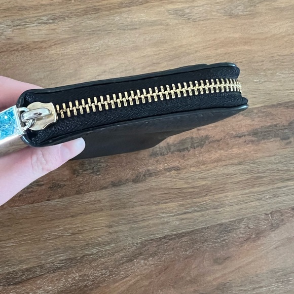 Kate Spade Zip Around Wallet. - Picture 12 of 16